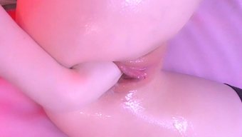 Zum Ersten Mal Fickt Sich Eine Teenagerin Mit Einem Dildo
