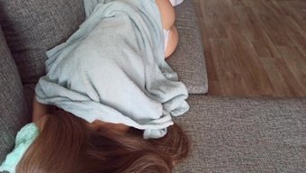 Amateur-Teenagerin Paula Mooney Bekommt Eine Morgendliche Überraschung In Pov-Blowjob Und Handjob
