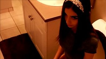 Teenie-Mädchen Verführt Ihren Älteren Bruder Mit Einem Duschtabú