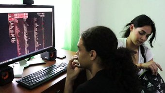 Venezolanische Amateurin Bekommt Eine Doggy-Style-Massage Von Ihrer Mitbewohnerin