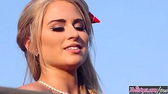 Schau Zu, Wie Maya Rae In Diesem Dampfenden Video Ihren Garten Pflegt