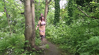 Tatjanas Natürliche Schönheit Und Große Titten In Voller Entfaltung Im Wald
