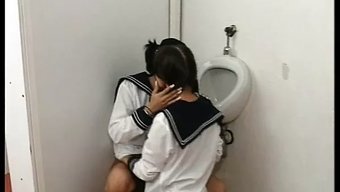 Fingern, Cunnilingus Und Muschi Lecken In Einer Deutschen Schultoilette
