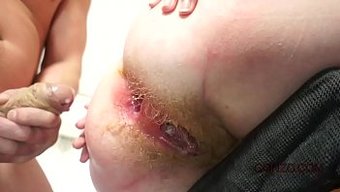 Behaarte Schlampe Lora Erlebt Intensive Anal- Und Spielzeugpenetration