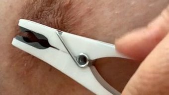 Bdsm-Nippel-Spiel Mit Kleidungstag Auf Großen Natürlichen Brüsten