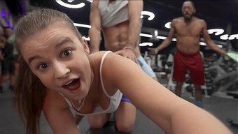 Ein Mädchen Vergnügte Sich Mit Jemandem Im Fitnessstudio, Ihr Freund Erwischte Sie.