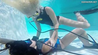 Teen (18+) Babes Im Bikini Werden Nass Und Wild