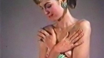 Vintage-Striptease Mit Den Richtigen Bewegungen Und Haaren