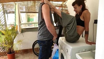 Echtes Amateurpärchen Fickt Auf Der Waschmaschine, Sie Spritzt Ab Wie Ein Springbrunnen.