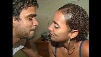Ein Brasilianisches Amateur-Paar Erkundet Ihre Sexuellen Wünsche Vor Der Kamera