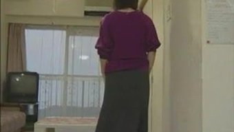 Tabu Japanische Mutter Wird Von Der Freundin Ihrer Tochter Verführt