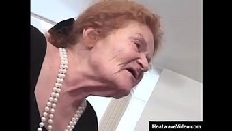 Alte Frau Im Rollstuhl Genießt Blowjob