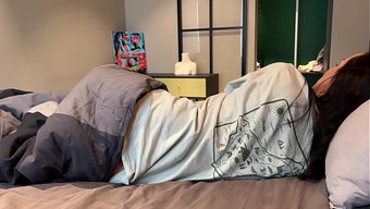 Ein Typ Teilt Sich Das Bett Mit Seiner Heißen Stiefmutter.
