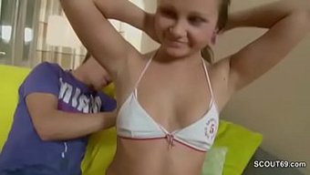 Junge Und Geile Stiefschwester Wird Von Einem Älteren Mann In Ihren Engen Arsch Gefickt