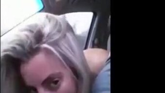Blonde Schönheit Gibt Einen Sperma Schluckenden Blowjob Im Auto