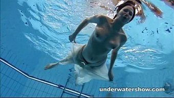 Teenie-Bikini-Schönheit Wird Nackt Und Frech Im Pool