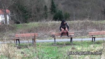 Zwei Süße Girls Haben Beschlossen, Sich Draußen Die Muschis Zu Stopfen Und Ordentlich Abzuspritzen.