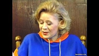 Oma Bekommt Eine Gesichtsbesamung Nach Hartem Ficken