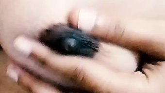 18-Jähriges Indisches Mädchen Zeigt Ihre Schmutzigen Red- Und Fingernfähigkeiten In Einem Selbstgemachten Video