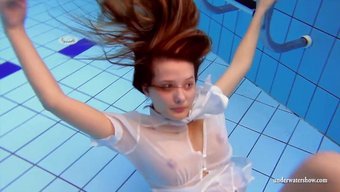 Bikini-Gekleidete Tschechische Schönheit Zuzanna Genießt Spaß Im Freien