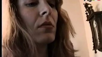 Eine Milf In Dessous Wird In Einem Selbstgemachten Video Gefingert Und Gefickt