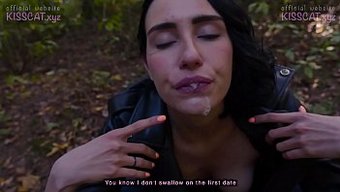 Teenie-Babe Bekommt Ihren Mund Im Öffentlichen Park Mit Sperma Gefüllt