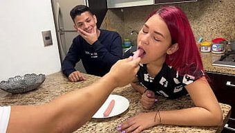 Asiatische Ehefrau Betrügt Ihren Ehemann Mit Einem Wurst-Gebenden Cuckold-Freund