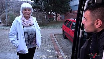 Eine Reife Frau Mit Großen Brüsten, Die Eine Prostituierte Ist, Wird In Einem Van Auf Der Straße Geparkt Gefunden.