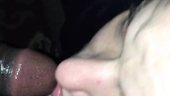 Selbstgemachtes Video Von Einem Mädchen, Das Einen Schwanz Lutscht