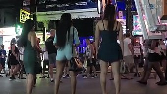 Brünette Thailändische Mädchen In Bangkok Für Eine Wilde Fahrt