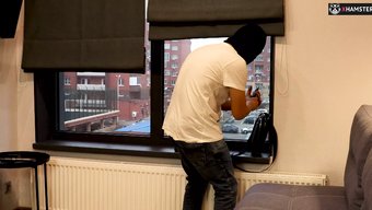 Eine Amateur-Schönheit Gibt Einen Nahaufnahme-Blowjob, Während Sie Beraubt Wird