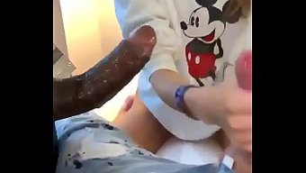 Geile Ehefrau Linda Bekommt Ihre Muschi Von Ihrem Liebhaber Geleckt Und Geschlagen