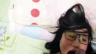 Asiatisches Mädchen Gibt Einen Atemberaubenden Blowjob Vor Der Kamera