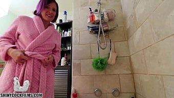 Reife Stiefmutter Vergnügt Sich Mit Solo-Spiel Mit Einem Penis