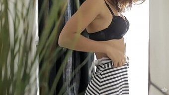 18-Jährige Sophia Young Genießt Eine Sinnliche Massage In Diesem Fantasienvideo