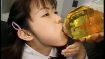 Verführtes Asiatisches Mädchen Wird Gebohrt Und Trinkt Pisse