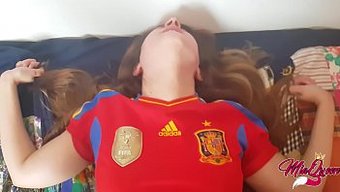Eine Zierliche Spanische Teenagerin Bekommt Ihre Erste Erfahrung Mit Einem Großen Arsch Und Einer Creampie