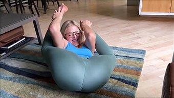 Teen Yoga-Session Wird Zur Familientherapie Mit Einem Heißen Twist