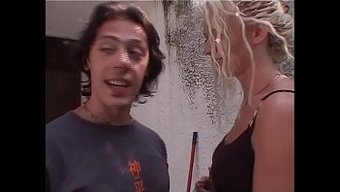 Eine Milf Mit Großem Arsch Wird In Einem Selbstgemachten Video In Ihre Muschi Gefickt