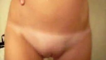 Eine Süße Frau Zieht Sich Aus Und Masturbiert Vor Der Webcam Für Dein Vergnügen