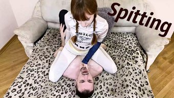Femdom-Prinzessin Dominiert Ihren Untertanen Mit Kehlen Und Spucken