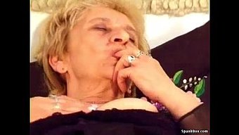 Behaarte Reife Oma Gibt Ihrem Jungen Liebhaber Einen Blowjob