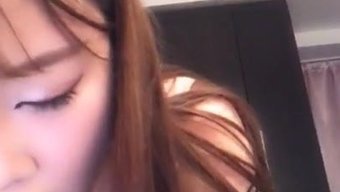 Selbstgemachtes Video Eines Asiatischen Mädchens, Das Vorne Masturbiert