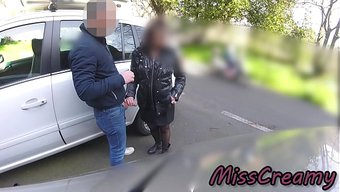 Unbeteiligte Steigen Mit Ein, Während Misscreamy Sich Auf Eine Wilde Öffentliche Nummer Einlässt.