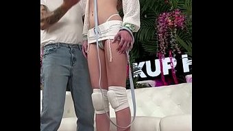 Facefucking Treibt Eine Schlanke Schönheit Zum Würgen.