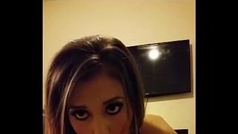 Ein Junges Und Unersättliches Girl Gibt Einen Tiefen Blowjob