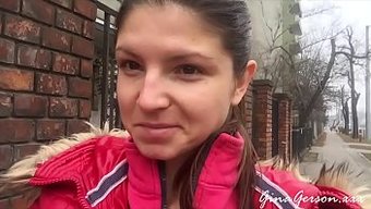 Gina Gersons Kleiner Teenager-Körper Wird In Der Öffentlichkeit Frech