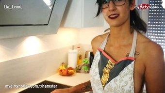 Selbstgemachtes Video Von Einem Stiefvater Und Seiner 18+ Tochter, Die Sich Ausziehen Und Ficken