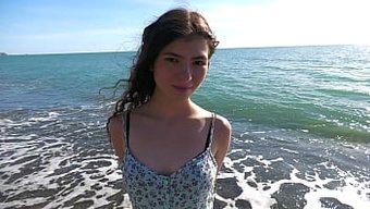 18-Jährige Luna Lynx Nimmt Es Mit Einem Monstercock In Einer Anal- Und Blowjob-Szene Auf
