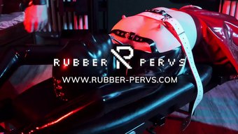 Fetischvergnügen Mit Dildo Und Fickmaschine Im Latexoutfit